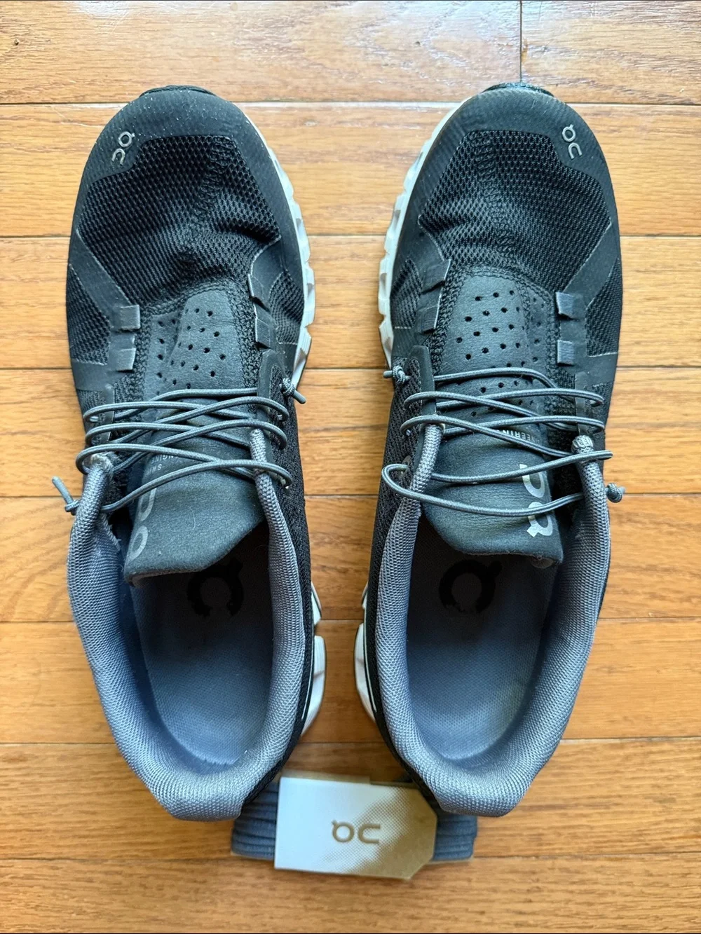 On Running Cloud Women's in Black and White - size 8.5